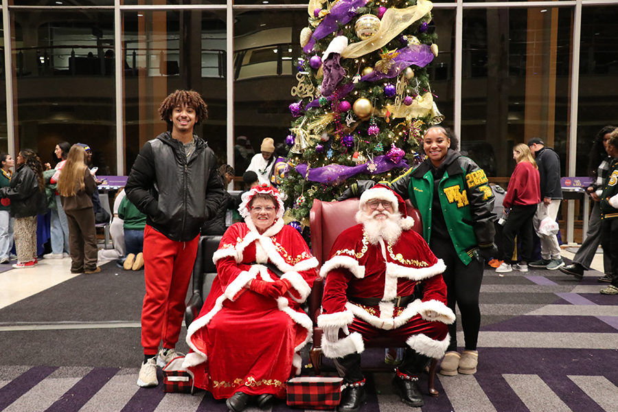 students with Santa and Mrs. Claus
